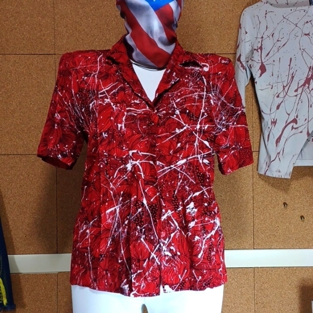 BRECKENRIDGE TOP SIZE 8 IN A BEAUTIFUL RED AND BLACK SPLATTER PAINT CREATION